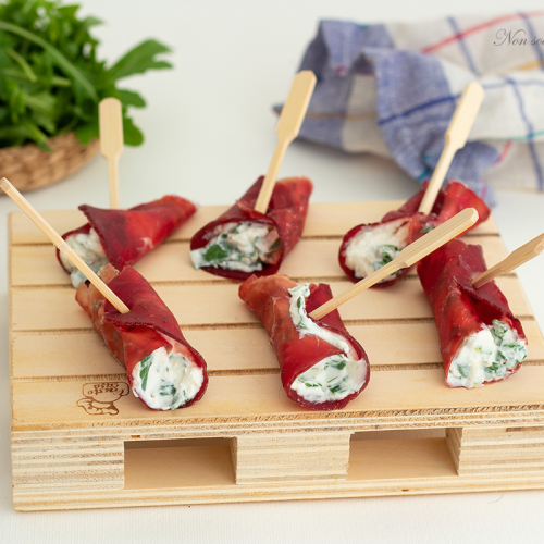 Involtini di bresaola, ricotta, rucola e noci